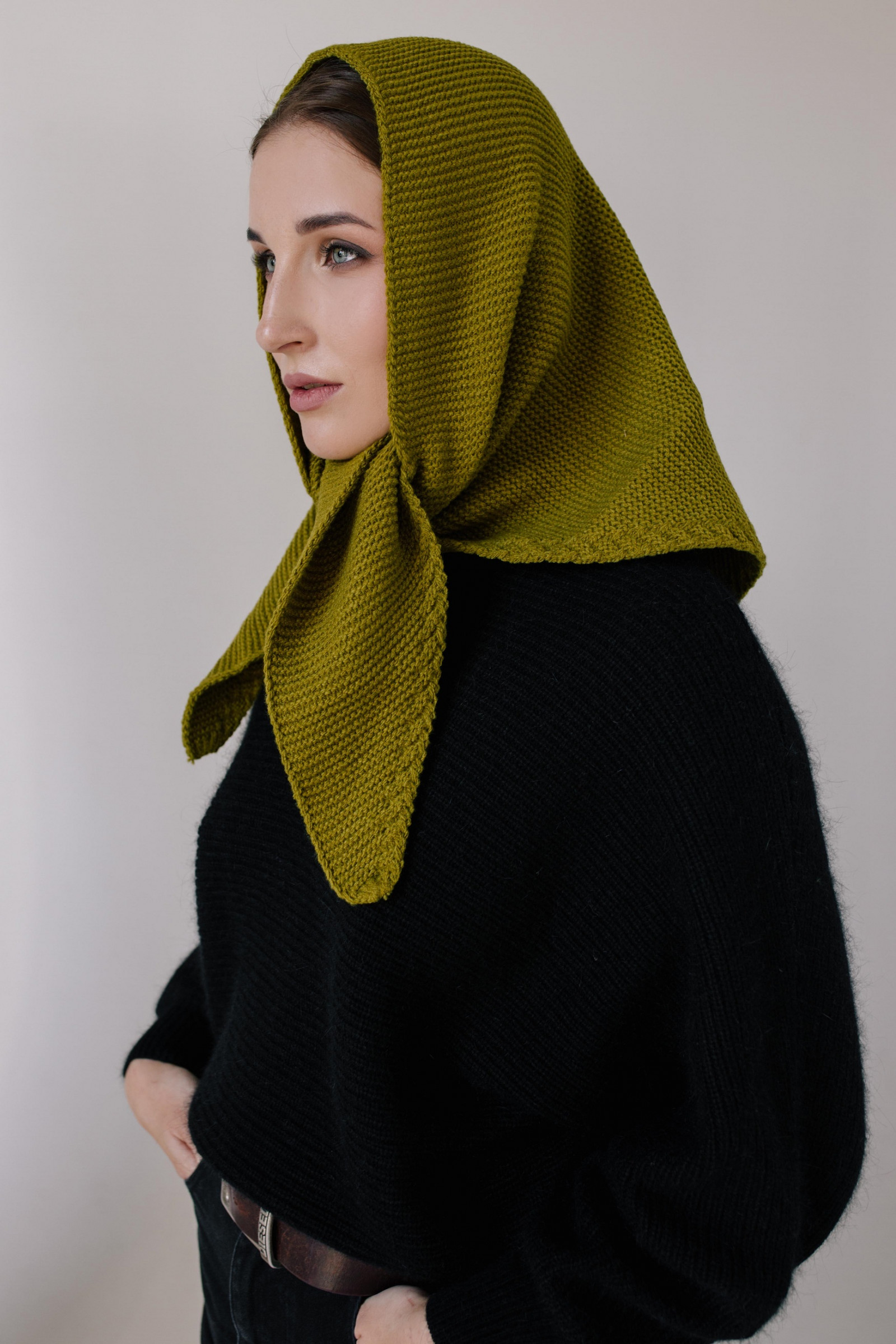 Knitted kerchief, olive - photo - 7