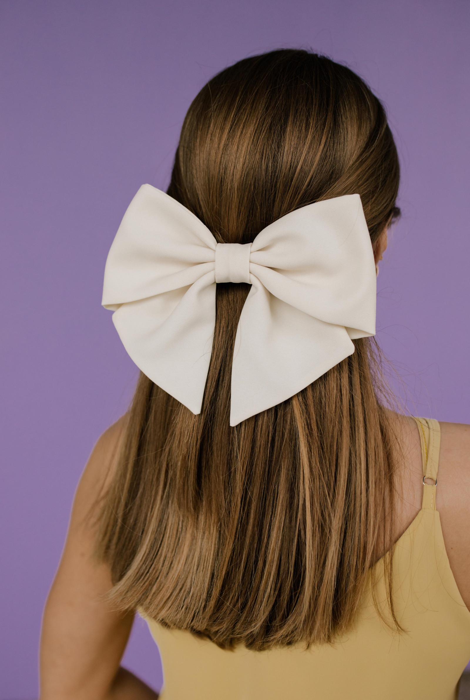 Bow on a hairpin - automatic, milk - photo - 7